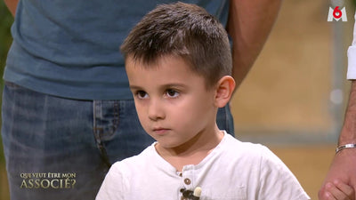 Una foto del ragazzo che ha mostrato la maglietta anti annegamento per bambini su Qui Veut Etre Mon Associé nel 2023.