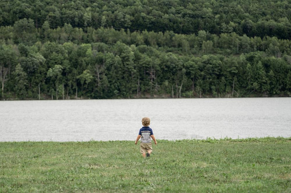 Un ragazzo con le spalle al lago