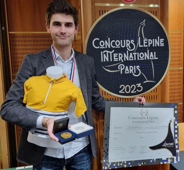 Una foto di uno dei due fondatori con il primo premio del concorso Lépine 2023