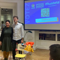 Una foto di uno dei due fondatori con il primo premio della mostra sulla genitorialità di Mustela.