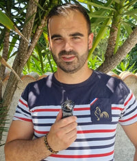 Foto di un'intervista a un bagnino esperto che parla delle magliette anti annegamento per bambini.
