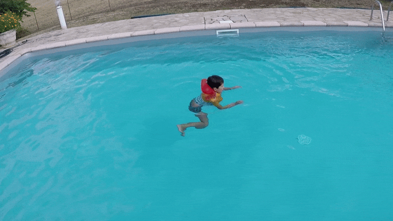 Video di un ragazzo caduto in acqua a pancia in giù. La maglietta anti annegamento si è attivata e lo ha ribaltato in meno di 5 secondi.